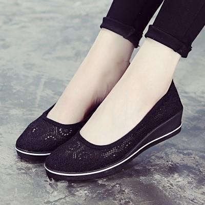Breathable flat-bottomed shoes